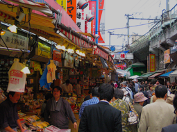 Fundgrube mit japanischen Möbeln und Antiquitäten | © Shoji Bau | Japanische Möbel und Antiquitäten