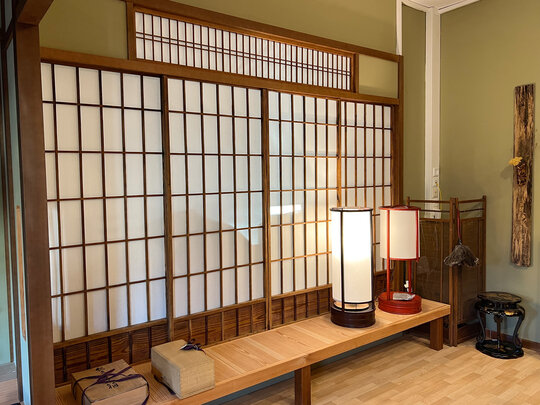 Shoji Bau Ausstellungsraum mit Shoji Raumteiler und japanischen Antiquitäten | © Shoji Bau | Japanische Räume und Möbel