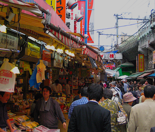 Fundgrube mit japanischen Möbeln und Antiquitäten Fundgrube mit japanischen Möbeln und Antiquitäten