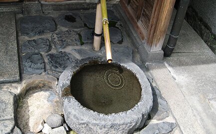 Tradizionale Tsukubai per la preparazione della cerimonia del tè Cha-do nel giardino del tè giapponese. Tradizionale Tsukubai per la preparazione della cerimonia del tè Cha-do nel giardino del tè giapponese.
