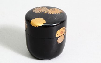 Edler Tee-Wasserbehälter für die japanische Teezeremonie – Lackware mit Golddekor Edler Tee-Wasserbehälter für die japanische Teezeremonie – Lackware mit Golddekor