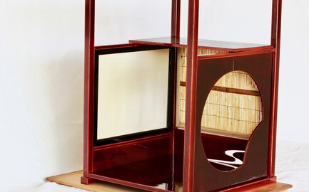 Traditionelles Daisu-Regal für die Cha-do Teezeremonie – japanisches Teemöbel mit dekorativen Elementen Traditionelles Daisu-Regal für die Cha-do Teezeremonie – japanisches Teemöbel mit dekorativen Elementen