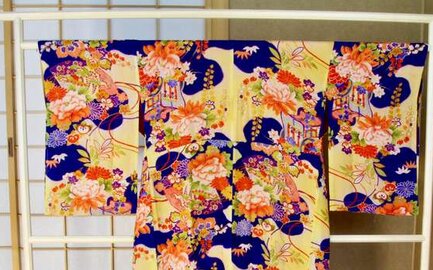 Tessuti giapponesi: kimono decorato con motivi floreali e colori vivaci. Tessuti giapponesi: kimono decorato con motivi floreali e colori vivaci.