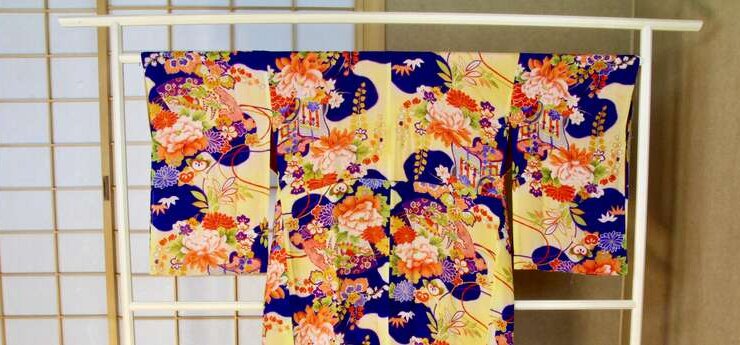 Farbenprächtiger Kimono mit floralen Mustern – traditionelles Beispiel japanischer Textilien