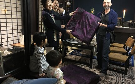 Zabuton – traditionelles japanisches Sitzkissen mit edlem Stoffmuster im authentischen Ambiente Zabuton – traditionelles japanisches Sitzkissen mit edlem Stoffmuster im authentischen Ambiente
