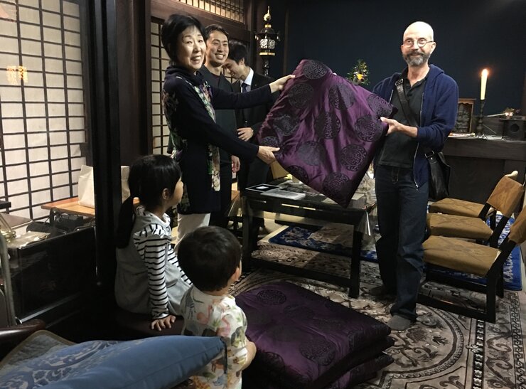 Zabuton – traditionelles japanisches Sitzkissen mit edlem Stoffmuster im authentischen Ambiente