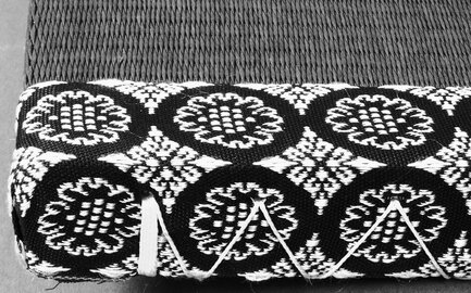 Chinesische Tatami (Standard) – traditionelle Matte mit gewebtem Rand in Schwarz-Weiß Chinesische Tatami (Standard) – traditionelle Matte mit gewebtem Rand in Schwarz-Weiß