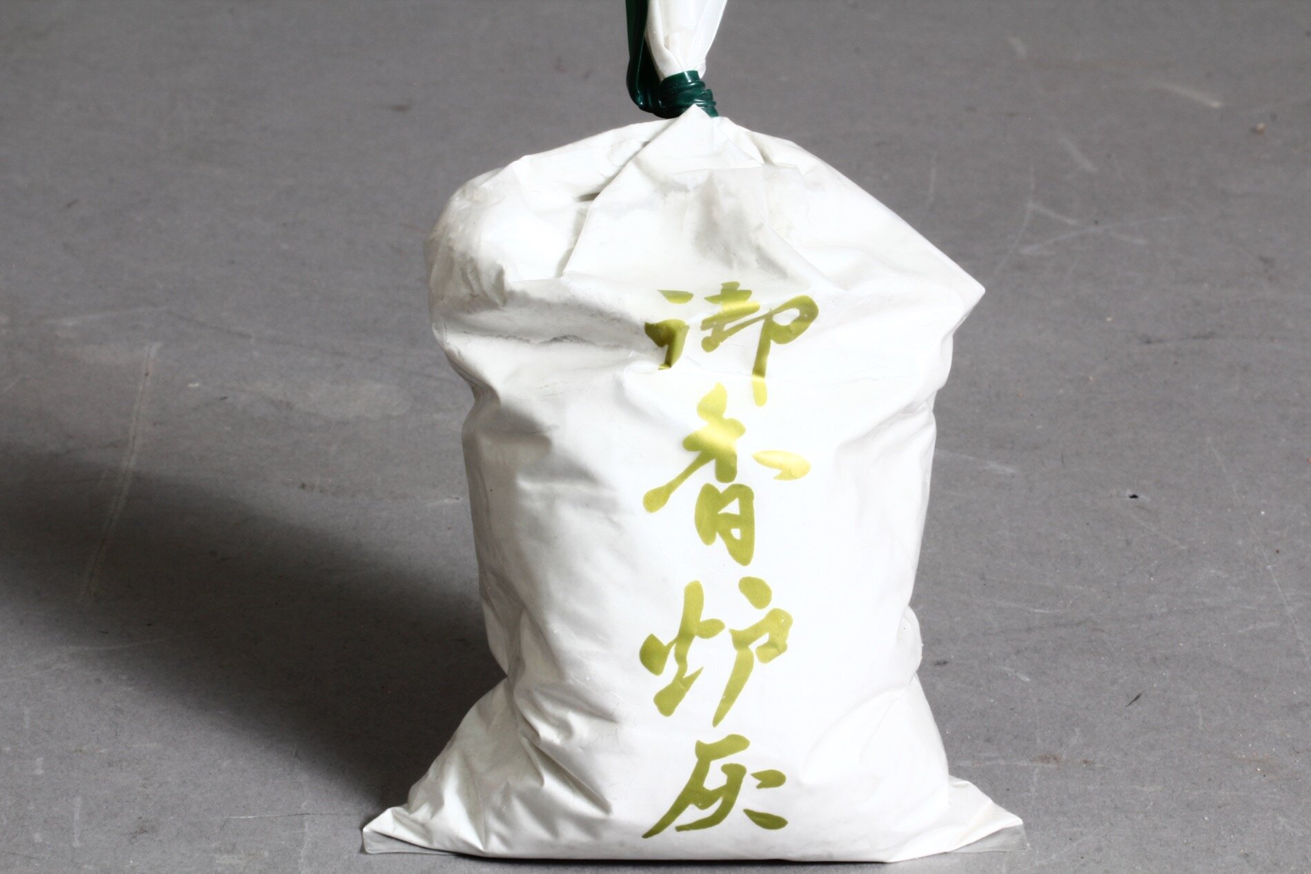 Japanische Asche für Räuchergefäße online kaufen