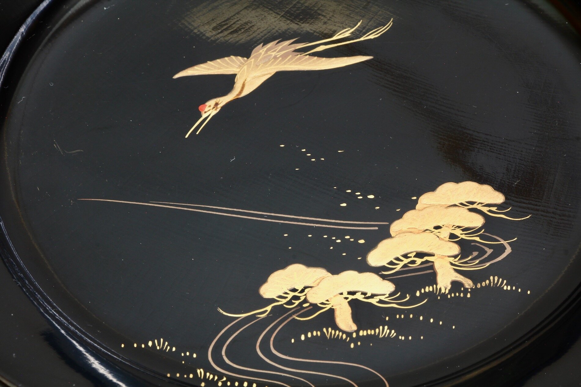 Edler Lackteller aus Japan – traditionelles Design mit Kranich und Kiefern in Gold