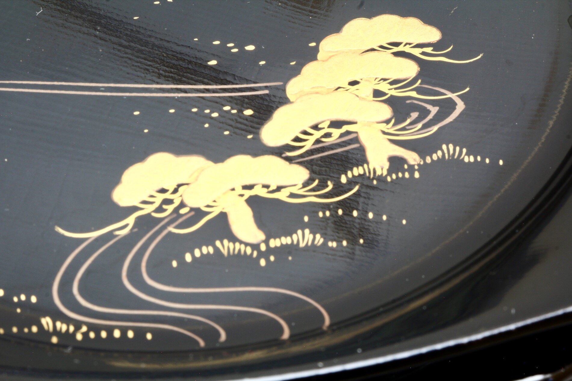 Edler Lackteller aus Japan – traditionelles Design mit Kranich und Kiefern in Gold