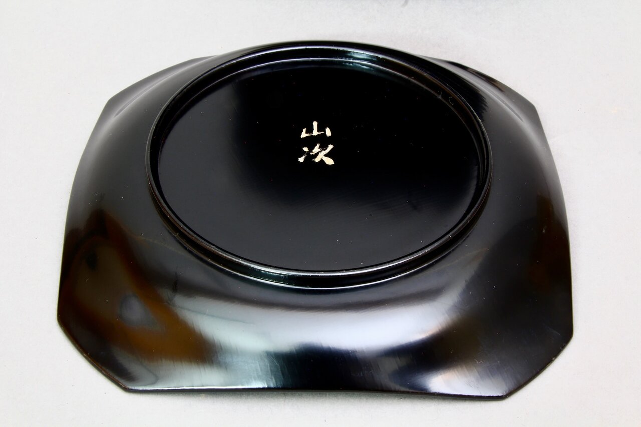 Edler Lackteller aus Japan – traditionelles Design mit Kranich und Kiefern in Gold
