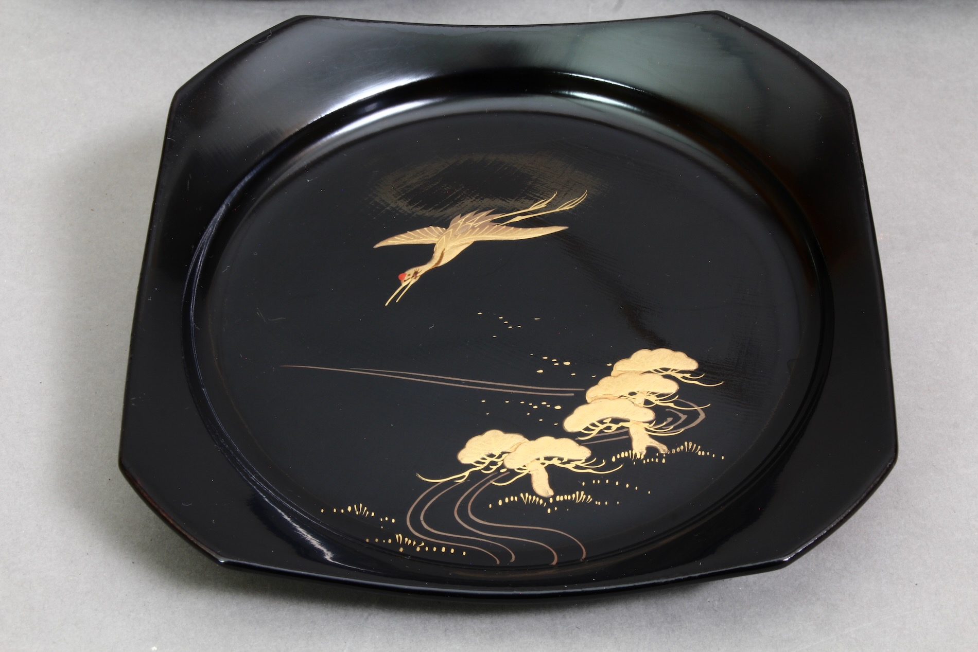 Edler Lackteller aus Japan – traditionelles Design mit Kranich und Kiefern in Gold