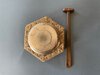 Japanischer Ritualgong – antikes Klanginstrument auf gepolsterter Unterlage Japanischer Ritualgong – antikes Klanginstrument auf gepolsterter Unterlage
