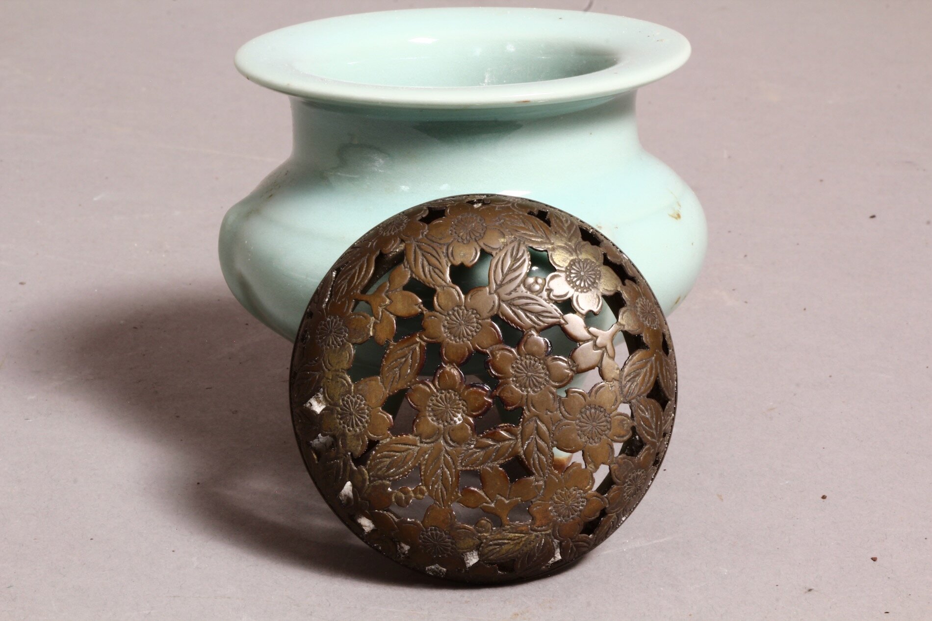 Räuchergefäß aus Japan – Celadon-Keramik mit Zierdeckel für Teezeremonie oder Meditation