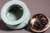 Räuchergefäß aus Japan – Celadon-Keramik mit Zierdeckel für Teezeremonie oder Meditation Räuchergefäß aus Japan – Celadon-Keramik mit Zierdeckel für Teezeremonie oder Meditation