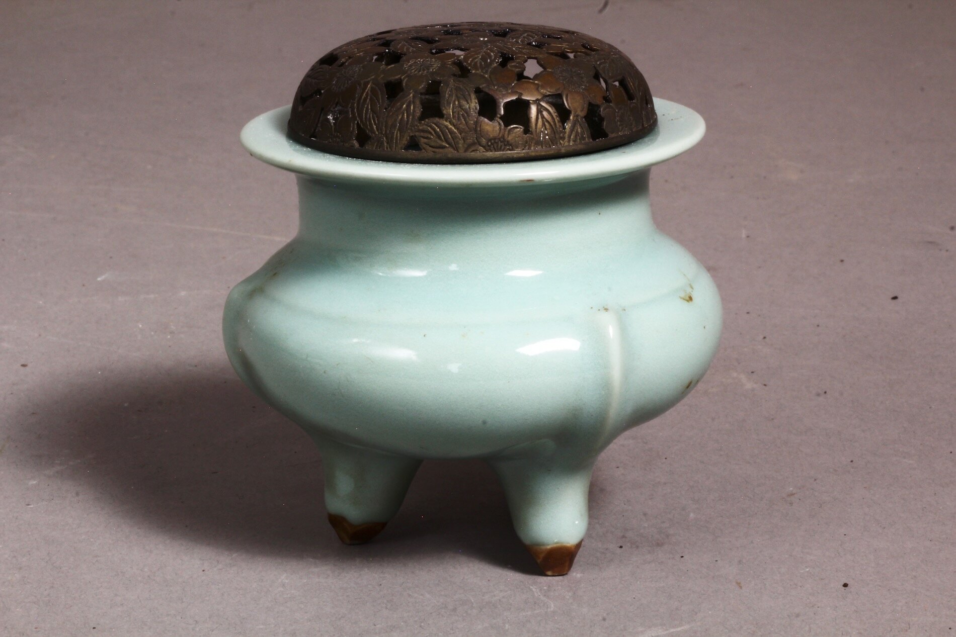 Räuchergefäß aus Japan – Celadon-Keramik mit Zierdeckel für Teezeremonie oder Meditation