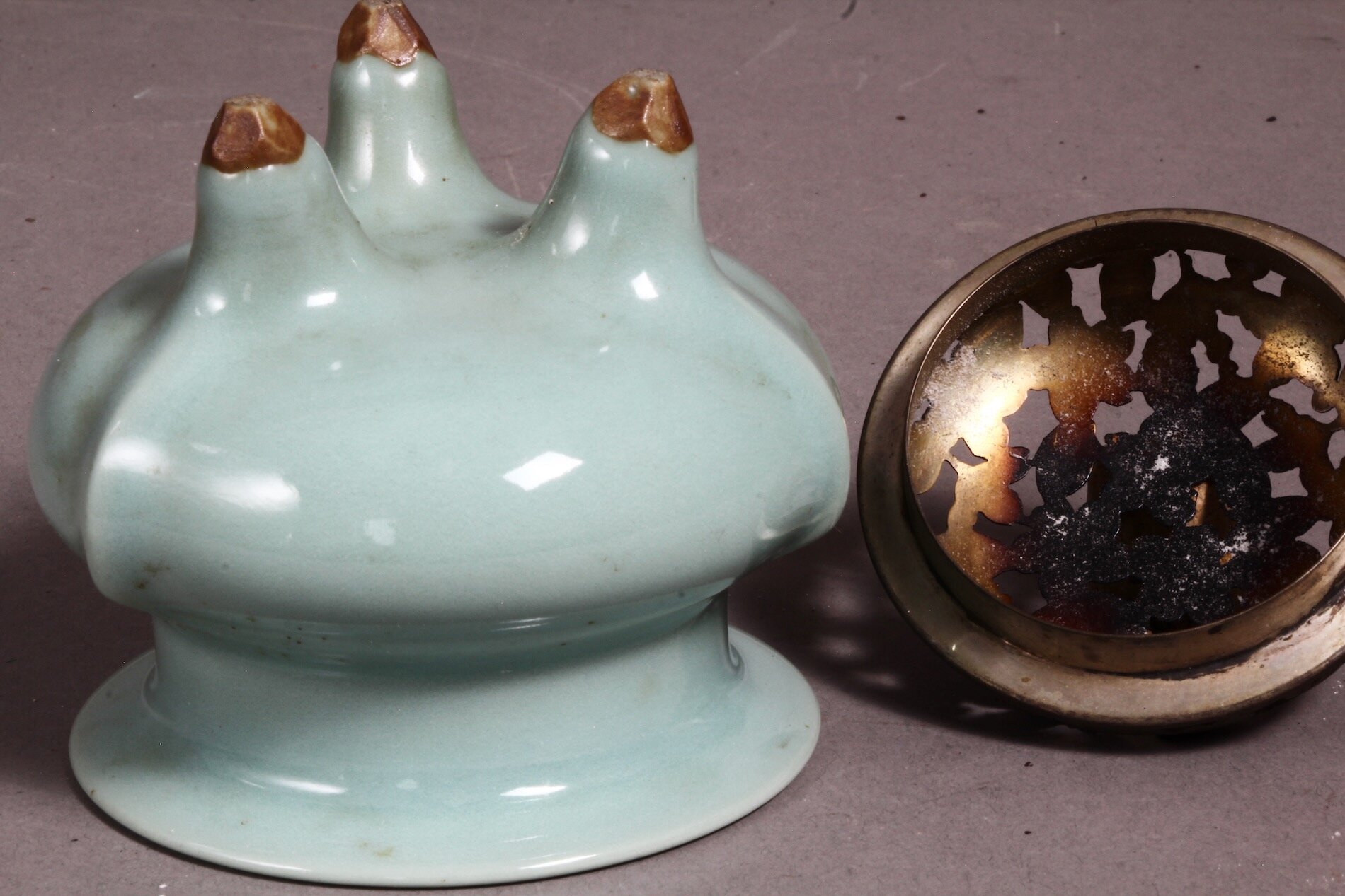 Räuchergefäß aus Japan – Celadon-Keramik mit Zierdeckel für Teezeremonie oder Meditation