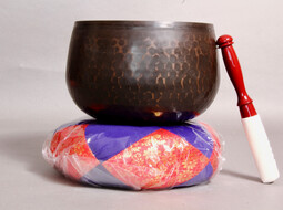 Alte japanische Klangschale aus Bronze | © Shoji Bau | Japanische Antiquitäten und Möbel