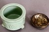 Florales Kōro – japanisches Keramik-Räuchergefäß mit Deckel im Reliefdesign Florales Kōro – japanisches Keramik-Räuchergefäß mit Deckel im Reliefdesign