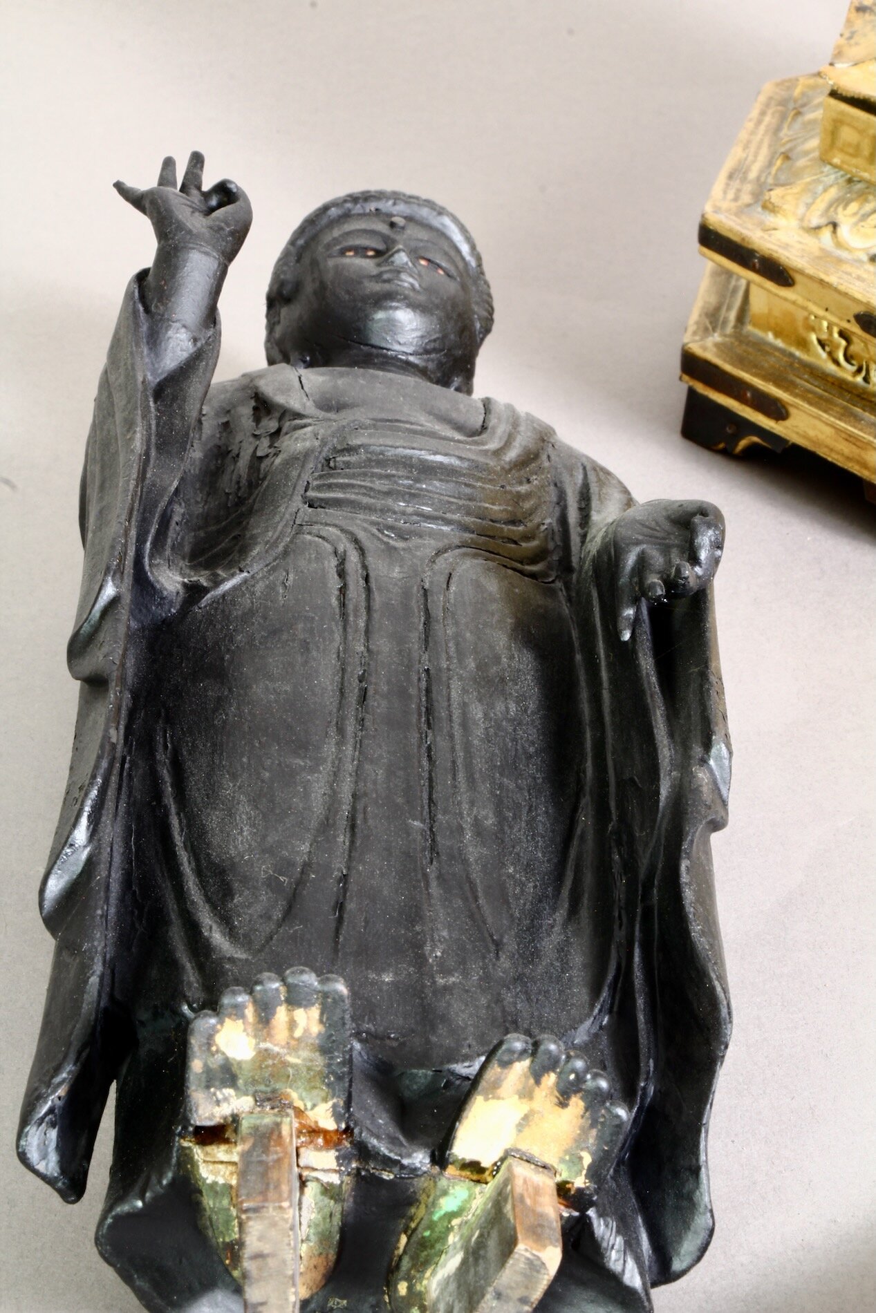 Feine Amida Nyorai Statue mit Lotusbasis und Strahlenkranz – spirituelle Skulptur aus Japan