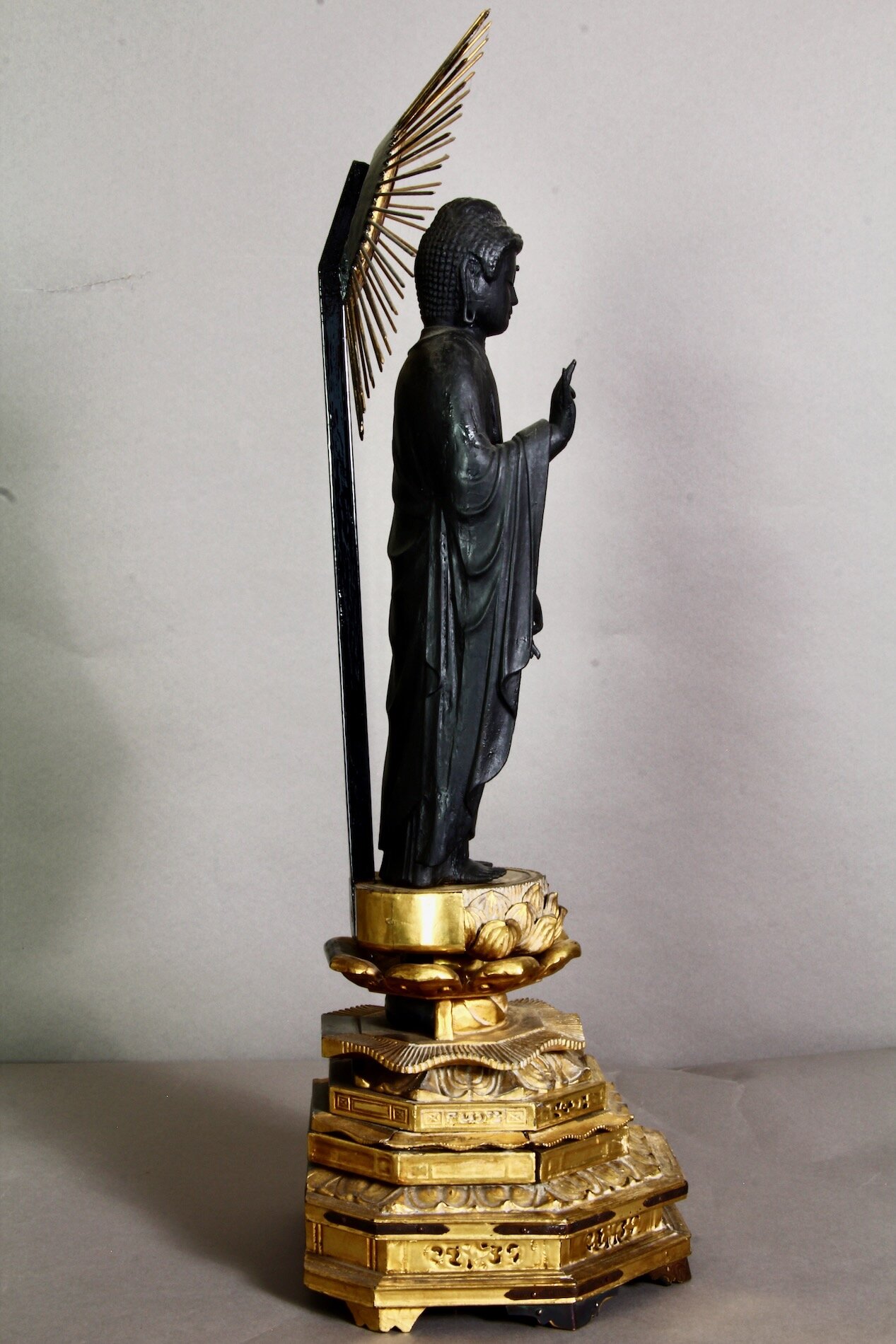 Feine Amida Nyorai Statue mit Lotusbasis und Strahlenkranz – spirituelle Skulptur aus Japan