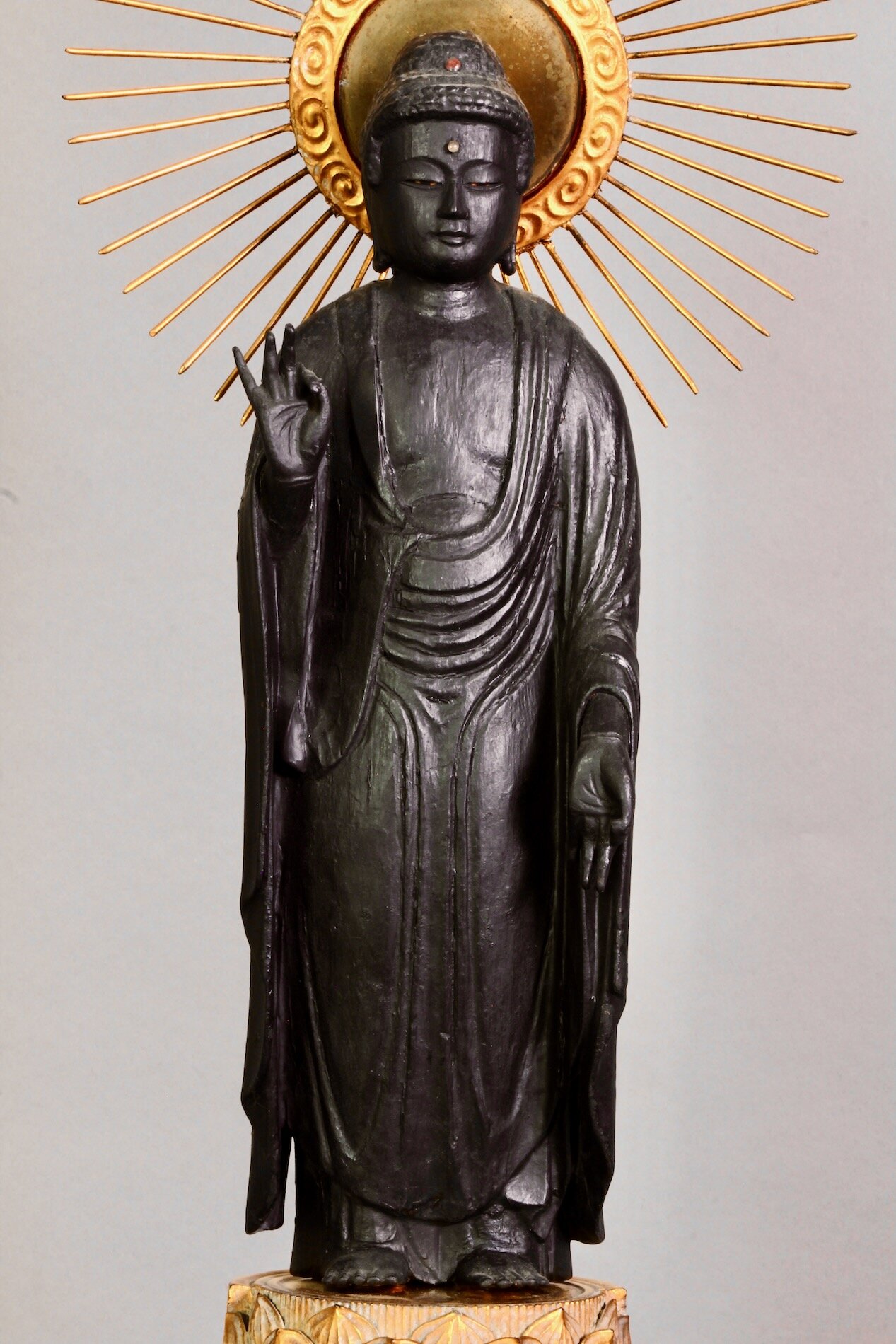 Feine Amida Nyorai Statue mit Lotusbasis und Strahlenkranz – spirituelle Skulptur aus Japan