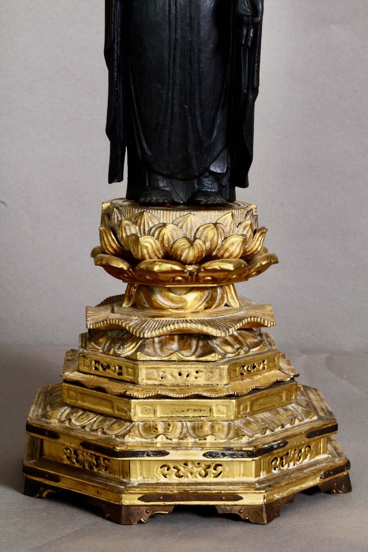 Feine Amida Nyorai Statue mit Lotusbasis und Strahlenkranz – spirituelle Skulptur aus Japan