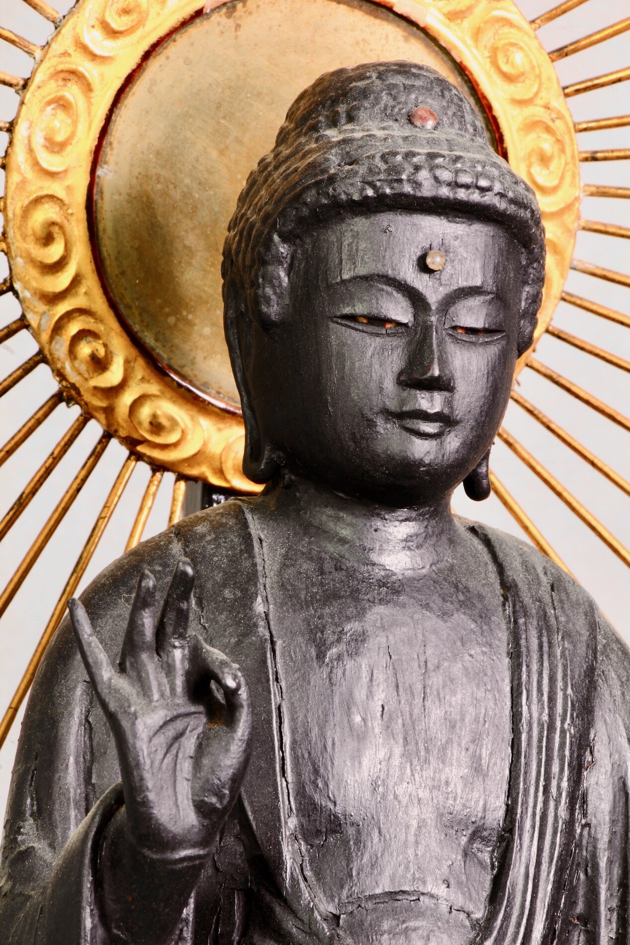 Feine Amida Nyorai Statue mit Lotusbasis und Strahlenkranz – spirituelle Skulptur aus Japan
