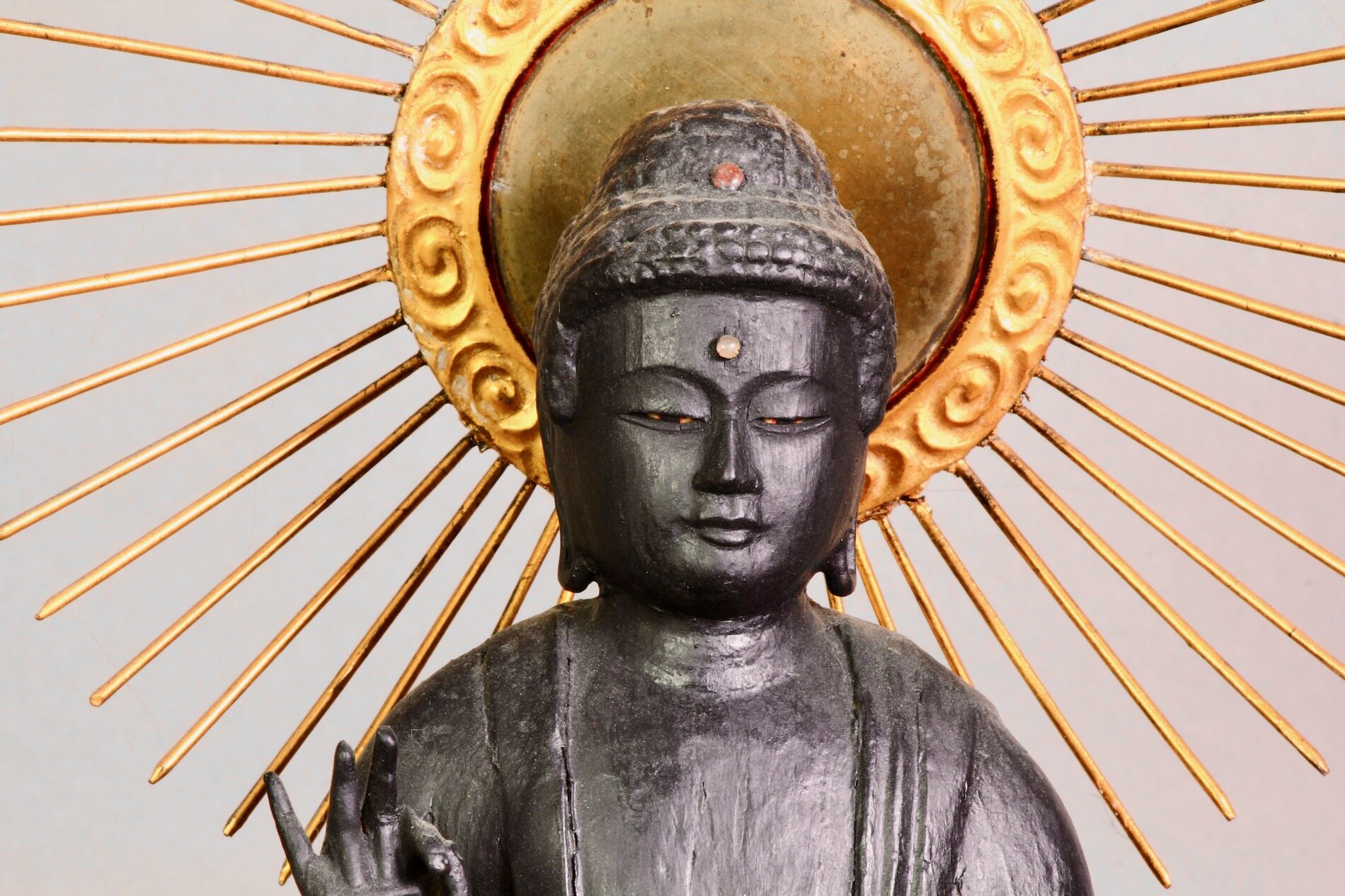 Feine Amida Nyorai Statue mit Lotusbasis und Strahlenkranz – spirituelle Skulptur aus Japan