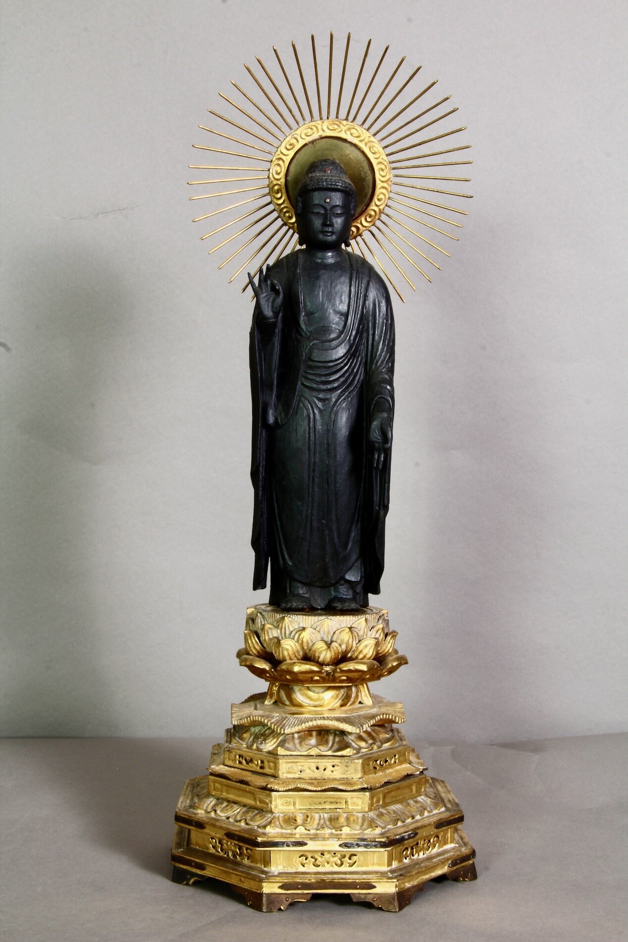 Feine Amida Nyorai Statue mit Lotusbasis und Strahlenkranz – spirituelle Skulptur aus Japan