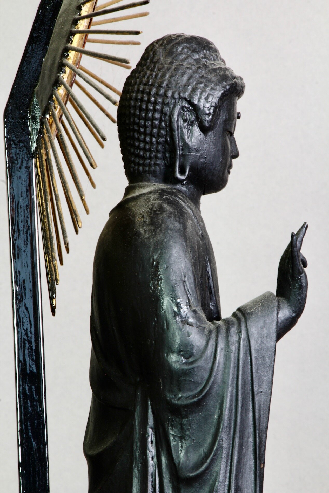 Feine Amida Nyorai Statue mit Lotusbasis und Strahlenkranz – spirituelle Skulptur aus Japan