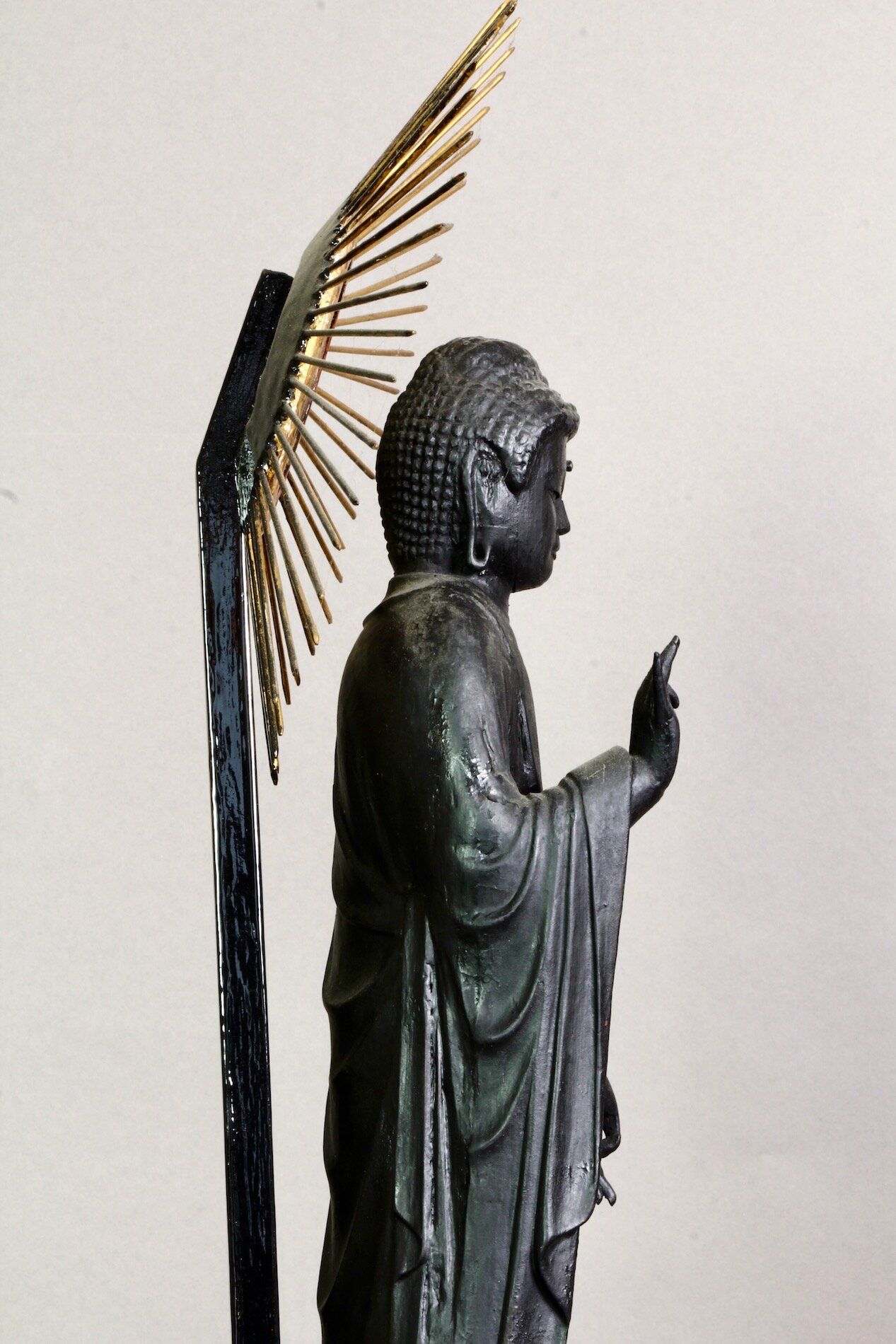 Feine Amida Nyorai Statue mit Lotusbasis und Strahlenkranz – spirituelle Skulptur aus Japan