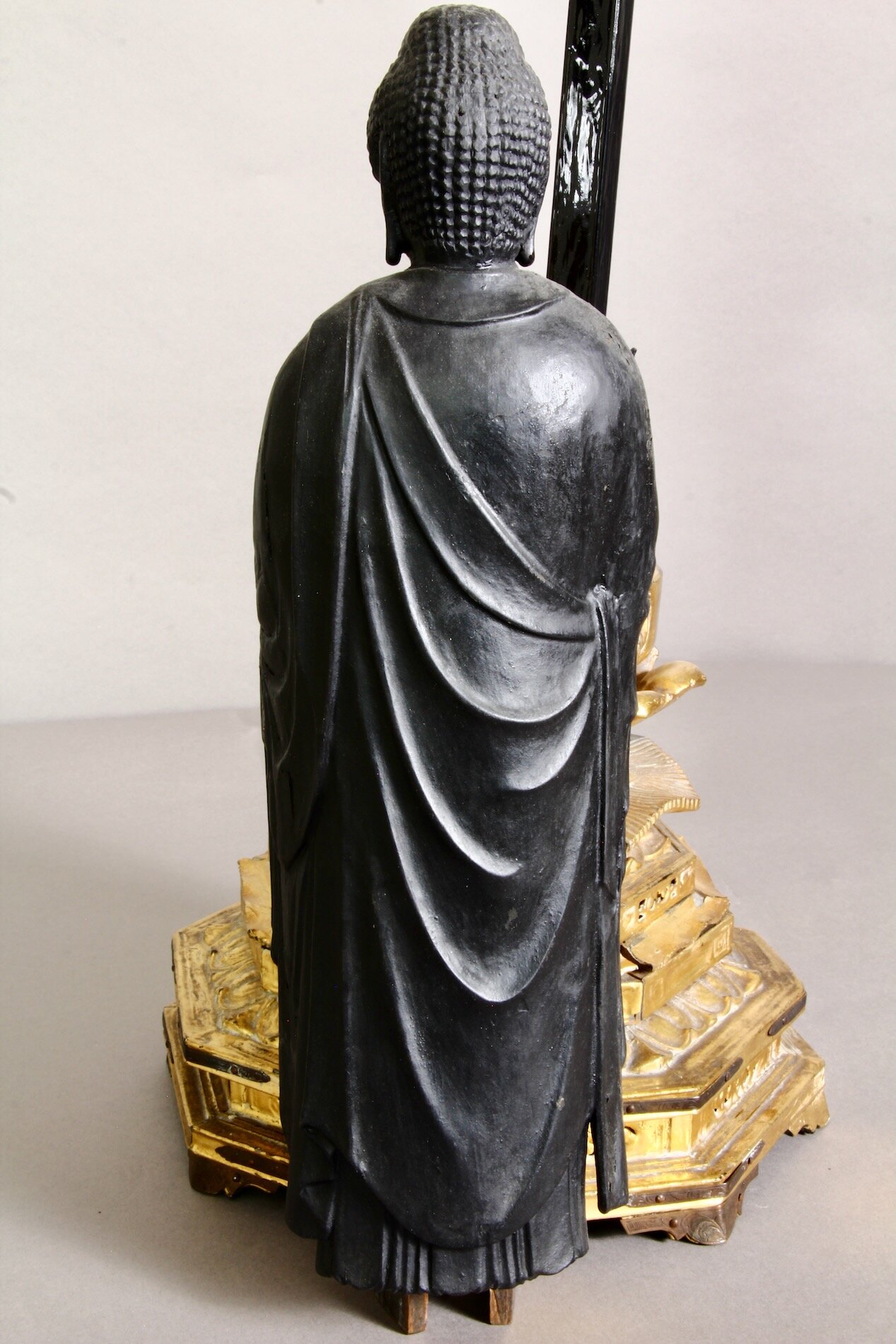 Feine Amida Nyorai Statue mit Lotusbasis und Strahlenkranz – spirituelle Skulptur aus Japan