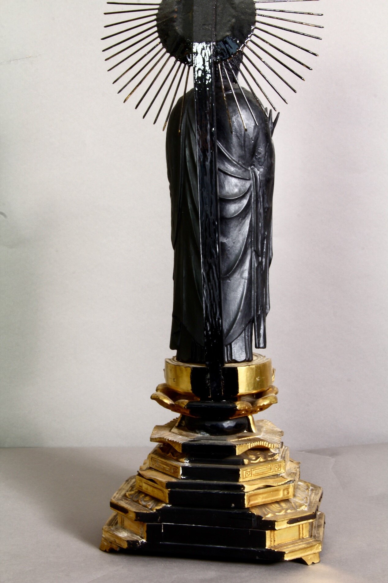 Feine Amida Nyorai Statue mit Lotusbasis und Strahlenkranz – spirituelle Skulptur aus Japan