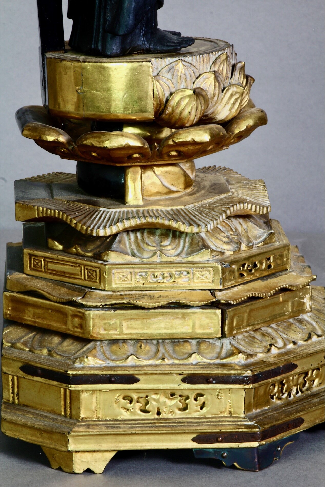 Feine Amida Nyorai Statue mit Lotusbasis und Strahlenkranz – spirituelle Skulptur aus Japan