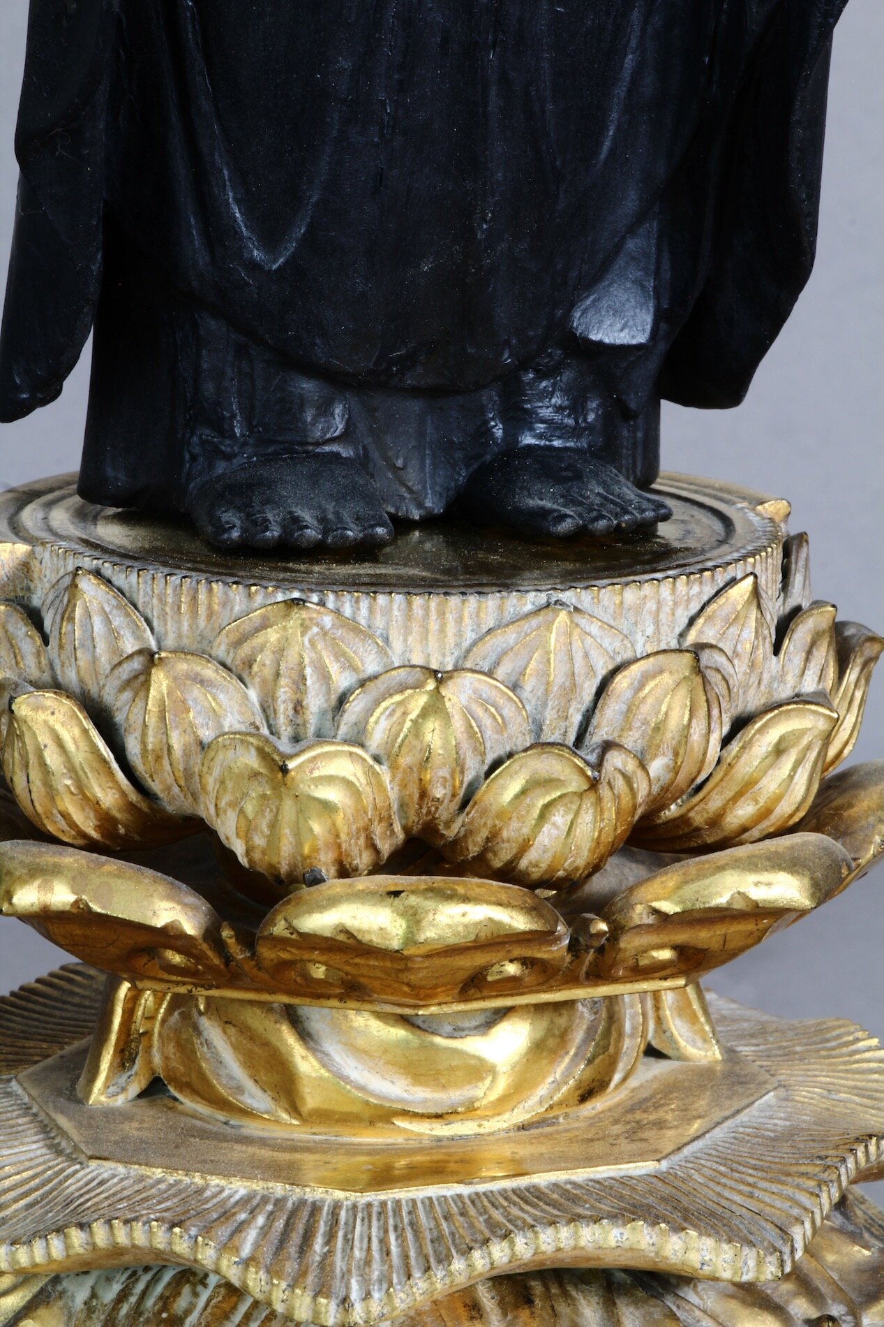 Feine Amida Nyorai Statue mit Lotusbasis und Strahlenkranz – spirituelle Skulptur aus Japan