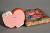 Keramikfigur junger Mönch mit Holzfisch – japanische Zen-Symbolik für Achtsamkeit Keramikfigur junger Mönch mit Holzfisch – japanische Zen-Symbolik für Achtsamkeit
