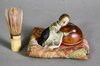 Keramikfigur junger Mönch mit Holzfisch – japanische Zen-Symbolik für Achtsamkeit Keramikfigur junger Mönch mit Holzfisch – japanische Zen-Symbolik für Achtsamkeit