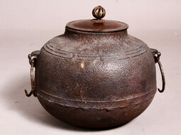 Antike Chagama mit reicher Geschichte | © Shoji Bau | Japanische Antiqutitäten und Möbel