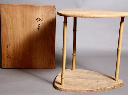 Natürliches Tana-Regal mit Bambusbeinen – japanisches Regal für die Teezeremonie Cha-dō Natürliches Tana-Regal mit Bambusbeinen – japanisches Regal für die Teezeremonie Cha-dō