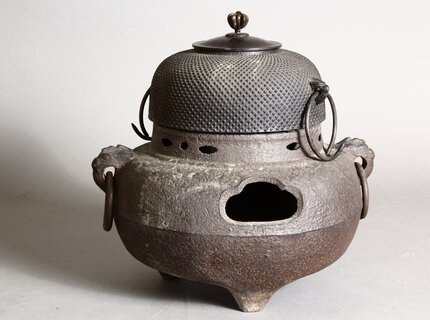 Chagama und Furo aus Gusseisen – klassisches Set für die Zubereitung von heißem Wasser im Cha-do Chagama und Furo aus Gusseisen – klassisches Set für die Zubereitung von heißem Wasser im Cha-do