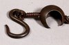 Detail der traditionellen Haken- und Gegengewicht-Aufhängung für Hängekessel bei der japanischen Teezeremonie Detail der traditionellen Haken- und Gegengewicht-Aufhängung für Hängekessel bei der japanischen Teezeremonie