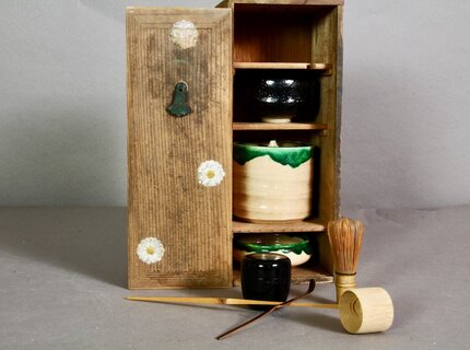 Japanisches Teezubehör-Set für die Chado-Zeremonie in dekorativer Holzbox mit Chrysanthemenmotiv Japanisches Teezubehör-Set für die Chado-Zeremonie in dekorativer Holzbox mit Chrysanthemenmotiv