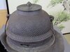 Detailansicht des strukturierten Chagama – traditioneller Wasserkessel aus Eisen für die Teezeremonie Detailansicht des strukturierten Chagama – traditioneller Wasserkessel aus Eisen für die Teezeremonie