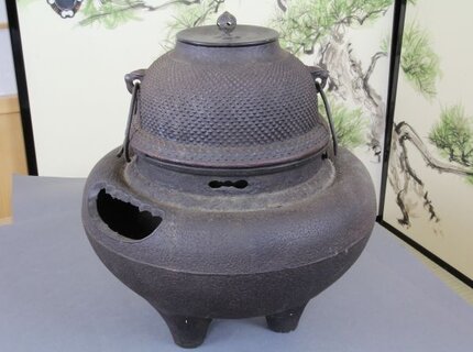 Traditioneller Chagama mit Furo – Eisenkessel für die japanische Teezeremonie Traditioneller Chagama mit Furo – Eisenkessel für die japanische Teezeremonie