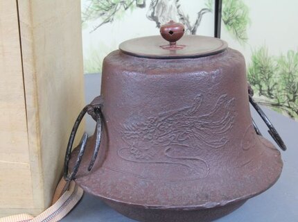Japanischer Teekessel (Chagama) mit feinem Drachenmotiv – traditionell gefertigt mit stilvoller Patina Japanischer Teekessel (Chagama) mit feinem Drachenmotiv – traditionell gefertigt mit stilvoller Patina