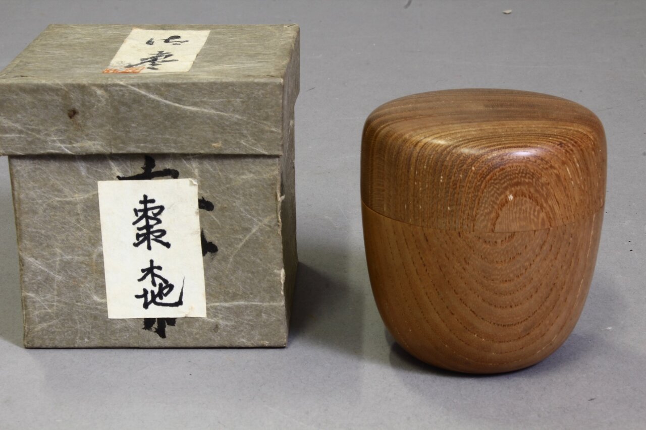 schlichte Teedose aus Holz für die japanische Teezeremonie