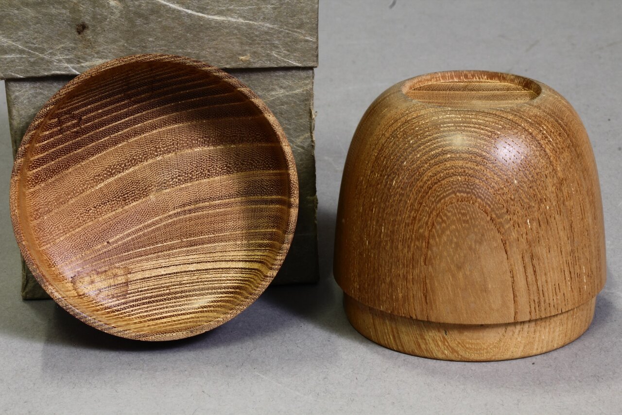 geöffnete Teedose aus naturbelassenem Holz 
