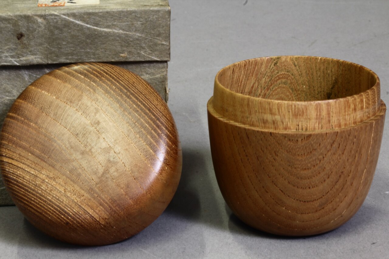 handgedrechselte Teedose aus Holz für die japanische Teezeremonie