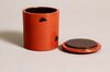 Geöffnete japanische Natsume mit rotem Urushi-Lack und dunklem Innendeckel, verwendet in der Teezeremonie Geöffnete japanische Natsume mit rotem Urushi-Lack und dunklem Innendeckel, verwendet in der Teezeremonie